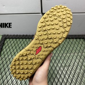 giay-da-banh-pan-dinh-thai-vigorx-xnew-den-mat-de